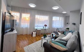 Stella'S Apartment - City Center - Free Secure Parking - Big Sun Terrace - Air Conditioning - Wifi - Tram To The Tallinn Bus Station And Old Town